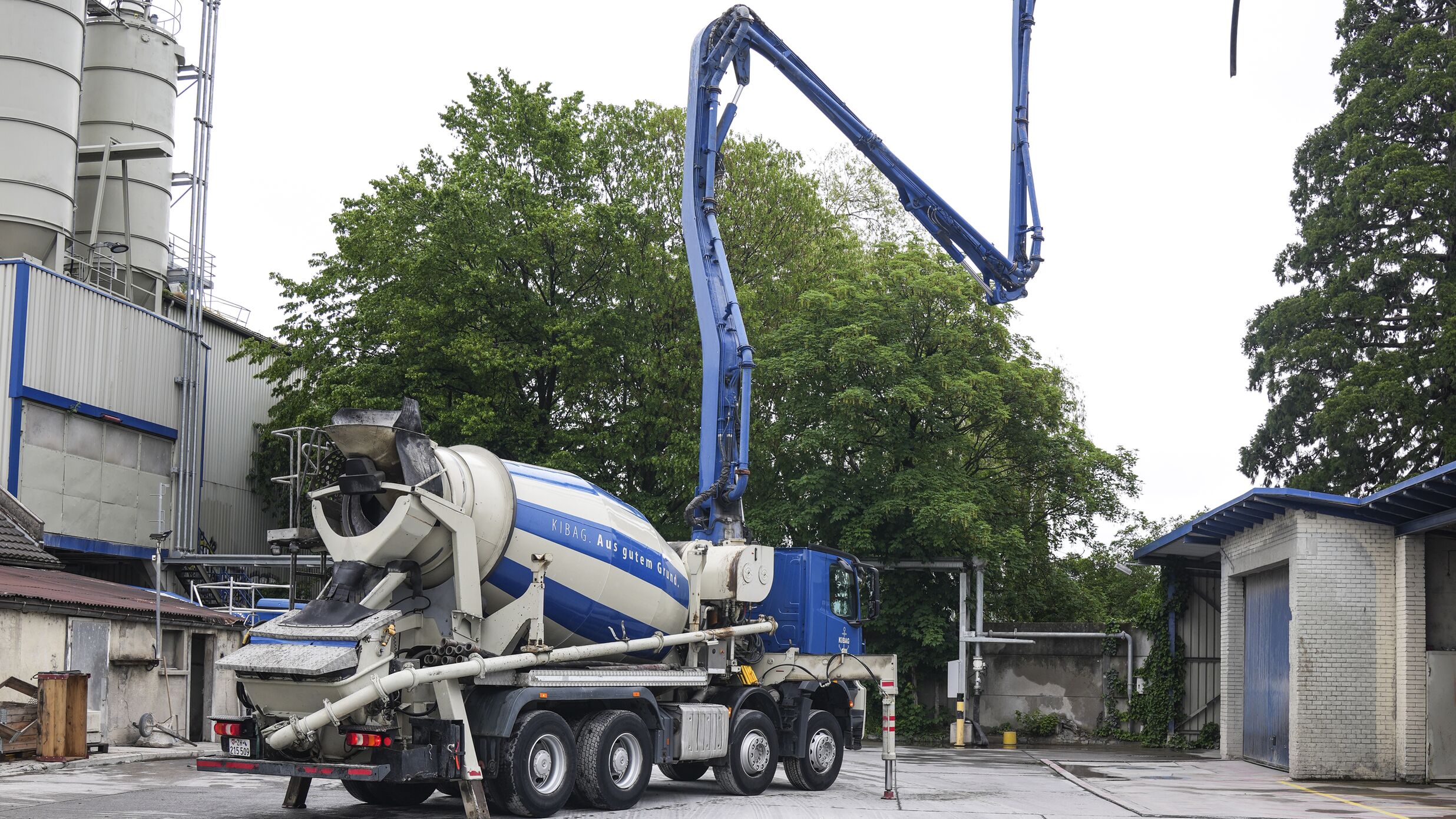 KIBAG Betonpumpen Fahrzeug Betonpumpe ausgefahren